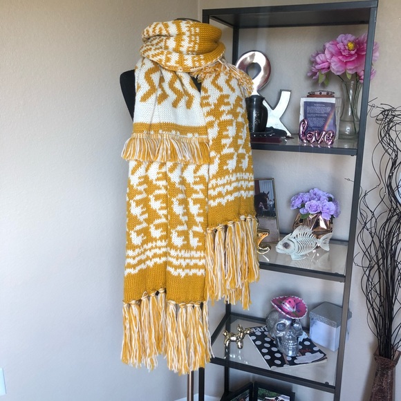 NWOT FREE PEOPLE MILE HIGH PRINT FRINGE KNIT SCARF - Picture 6 of 8